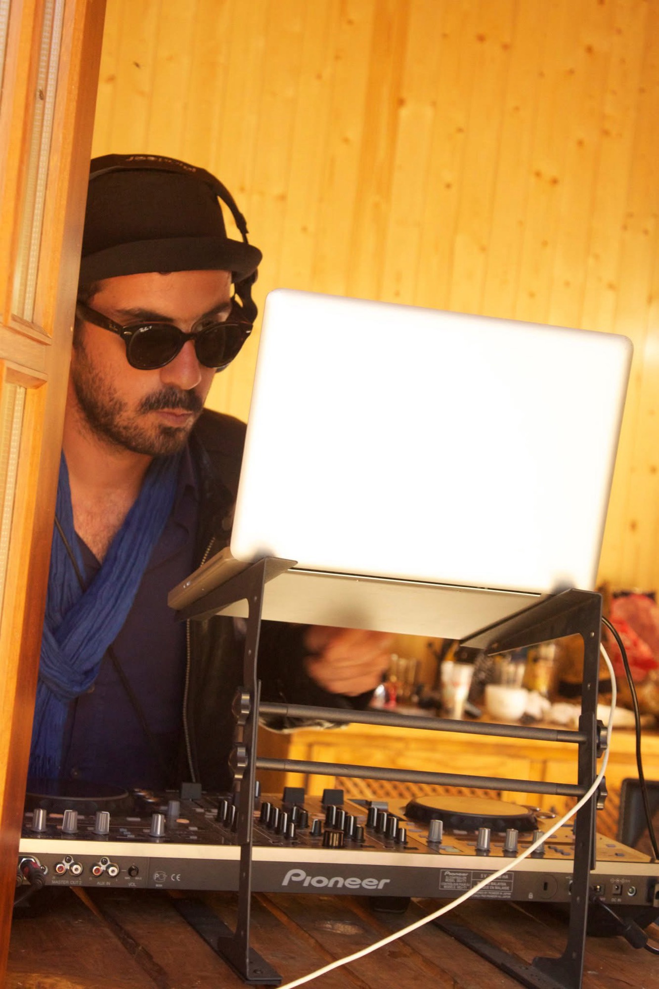 KULAS performing alongside another artist.